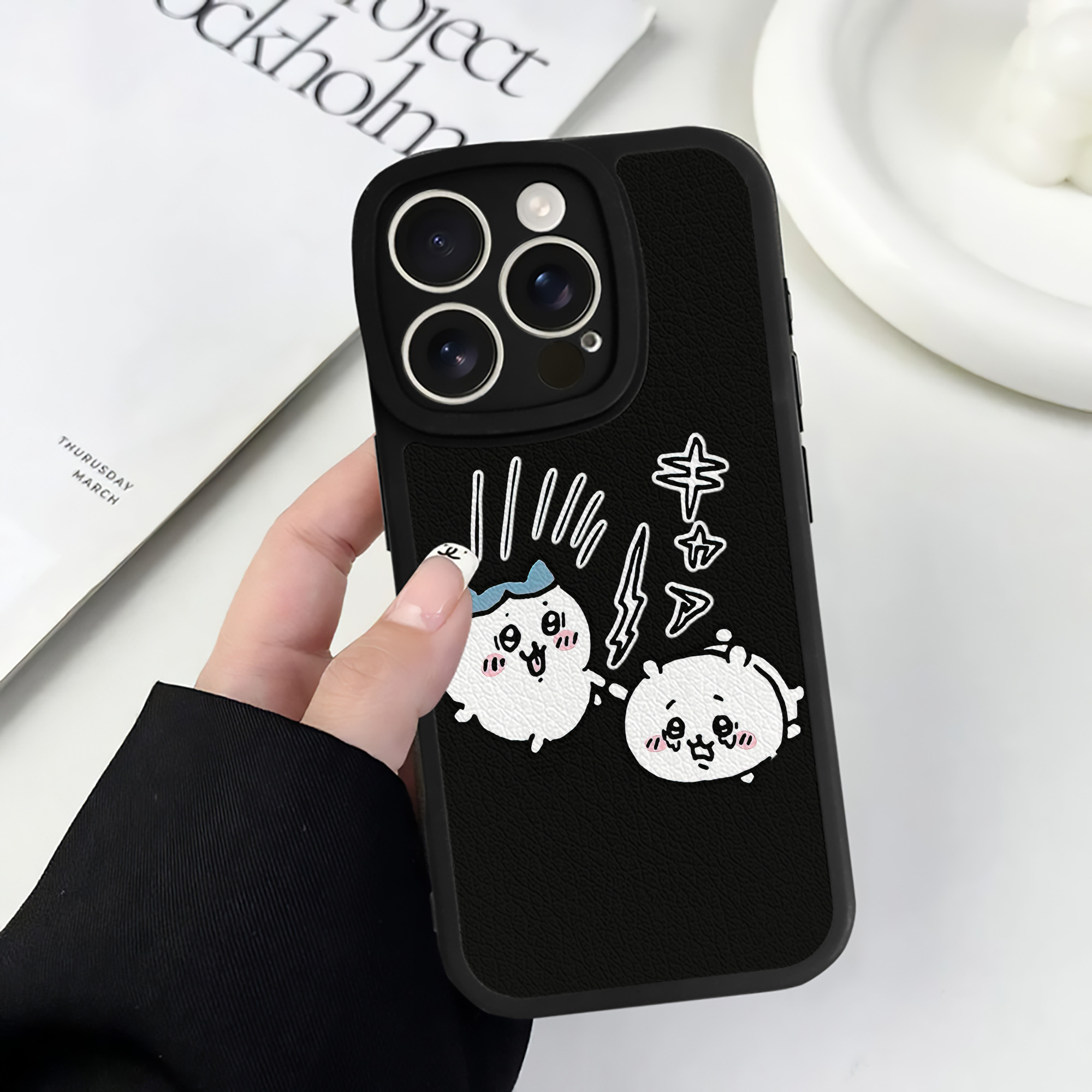 （画像用） ちいかわ ハチワレ Chii-kawa hachiware 【iPhone 16シリーズ対応】シリコンスマホケース（レザー調） 材質：シリコン